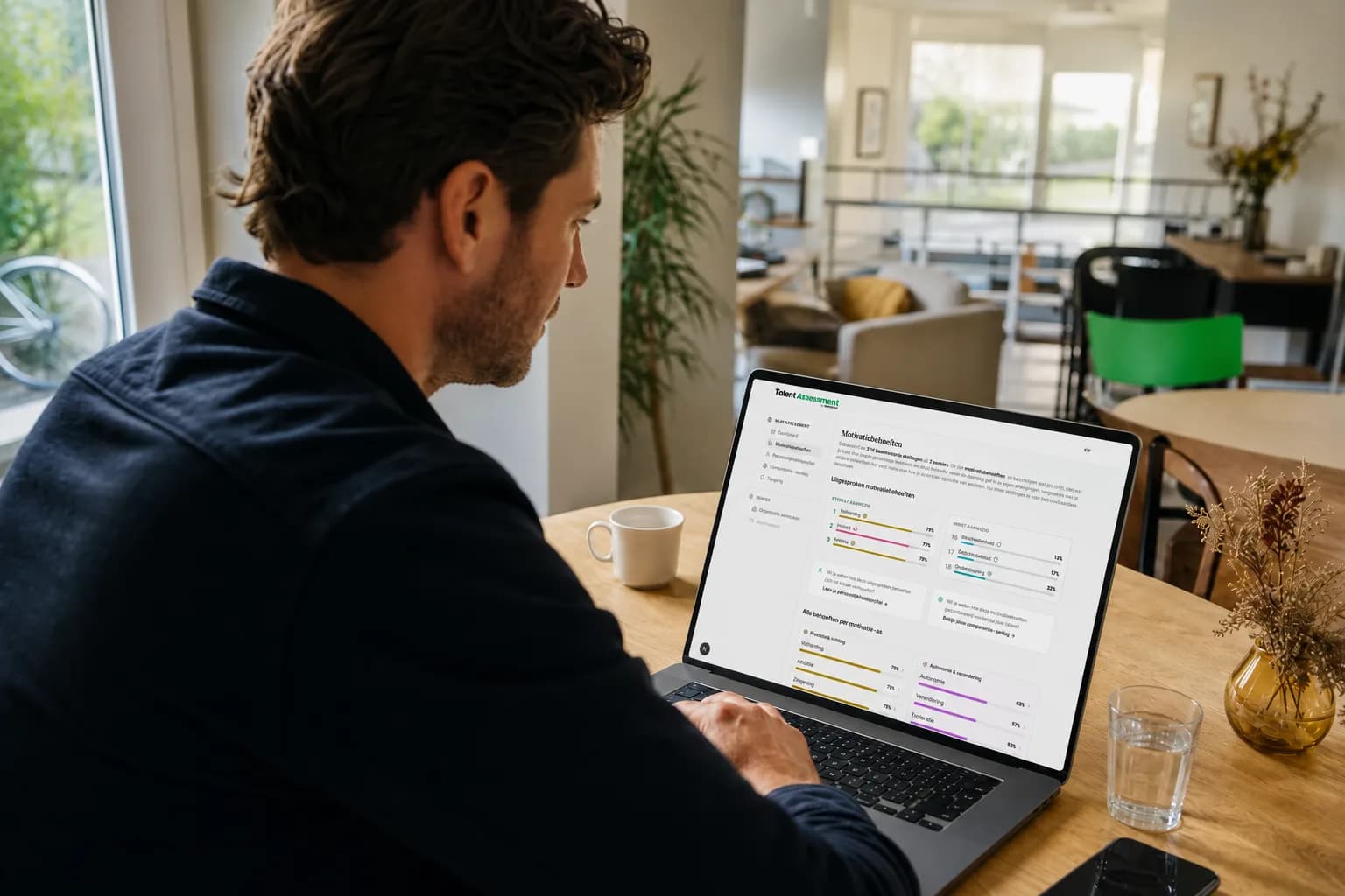 Iemand bekijkt het persoonlijke rapport op een tablet aan een lichte tafel