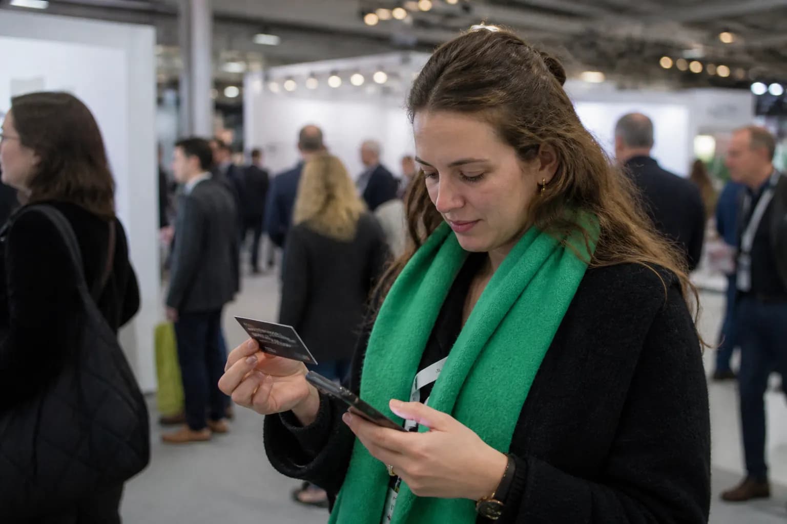 Bezoeker van een beurs scant haar Talent Pas met haar telefoon